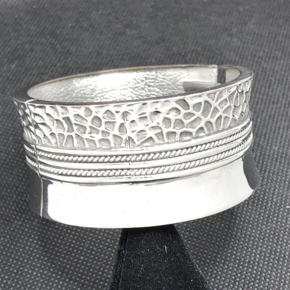Hammered Giraffe Print Bracelet Silver Tone Rope Wide Statement 7" Hinged Bangle - Picture 2 of 7